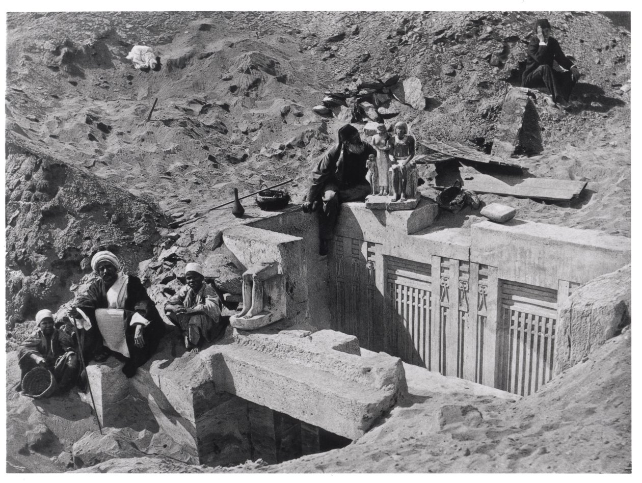 Auguste Mariette (1821-81) siddende på en mastaba under udgravninger ved Saqqara, fra Voyage dans la Haute Egypt, udgivet i 1878 af French Photographer
