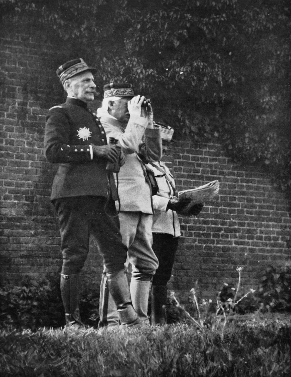 Battle Day - General Foch, chef for en hærsektion, overværer en af stadierne af en offensiv i North Arras, 1915 af French Photographer