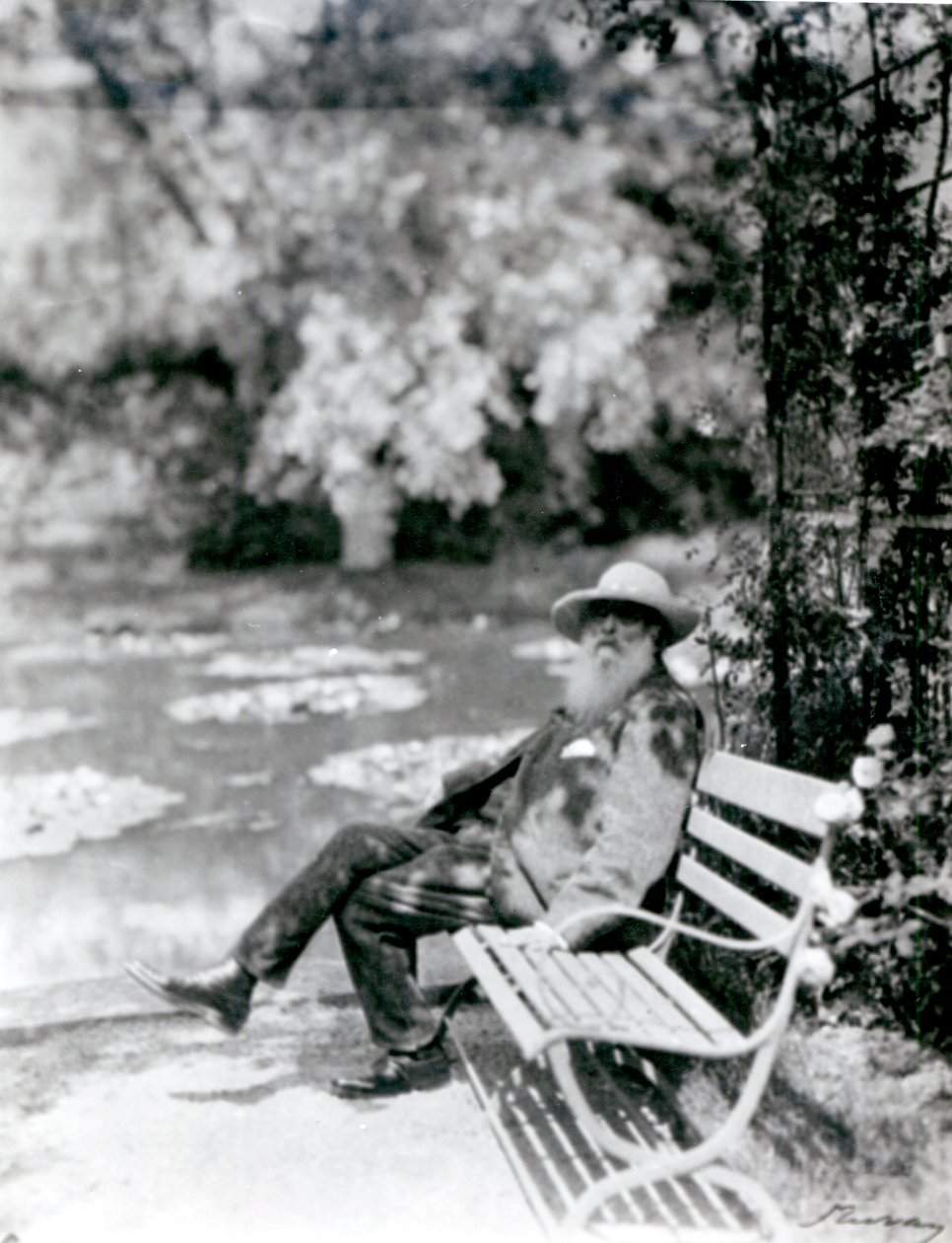 Claude Monet (1841-1926) i sin have i Giverny, ca. 1920 af French Photographer