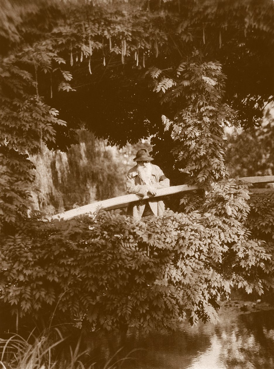 Claude Monet på den japanske bro i sin have i Giverny, ca. 1920 af French Photographer