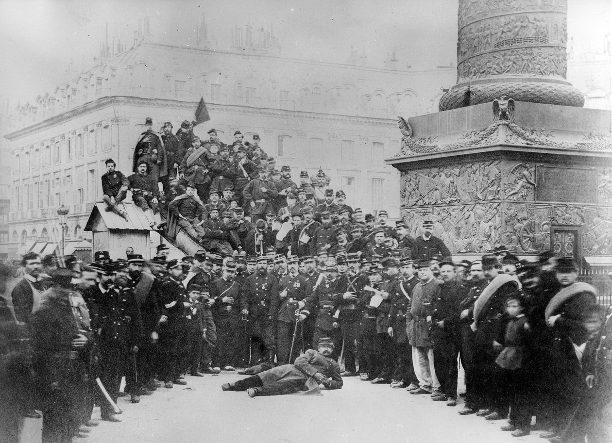Kommunister på Place Vendôme under Pariserkommunen, 1871 af French Photographer