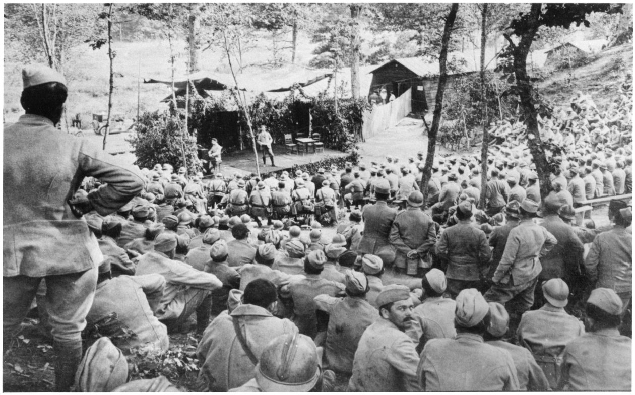 Koncert på Mauffrecourt før man går i skyttegravene, 15. juli 1916 af French Photographer