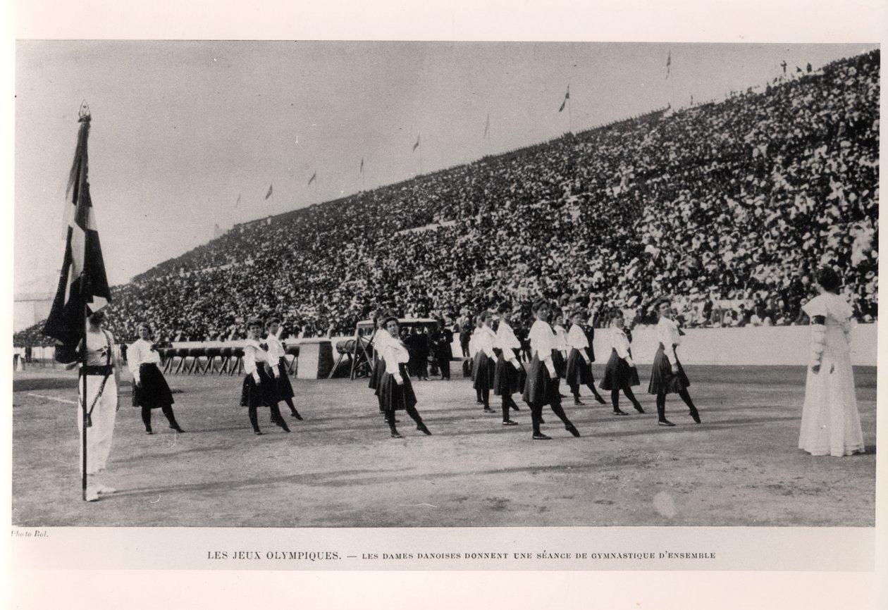 Danske kvinder giver en demonstration af gruppegymnastik ved OL i Athen, fra Les Sports Modernes, 1906 af French Photographer