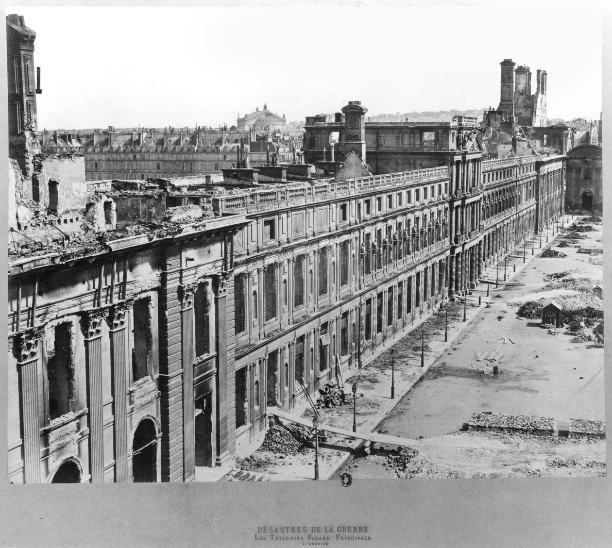 Krigskatastrofer: Tuilerierne under kommunen i Paris, 1871 af French Photographer