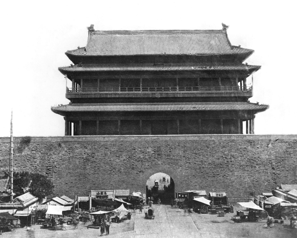 Indgang til den indre væg, Peking, Kina, ca. 1900 af French Photographer