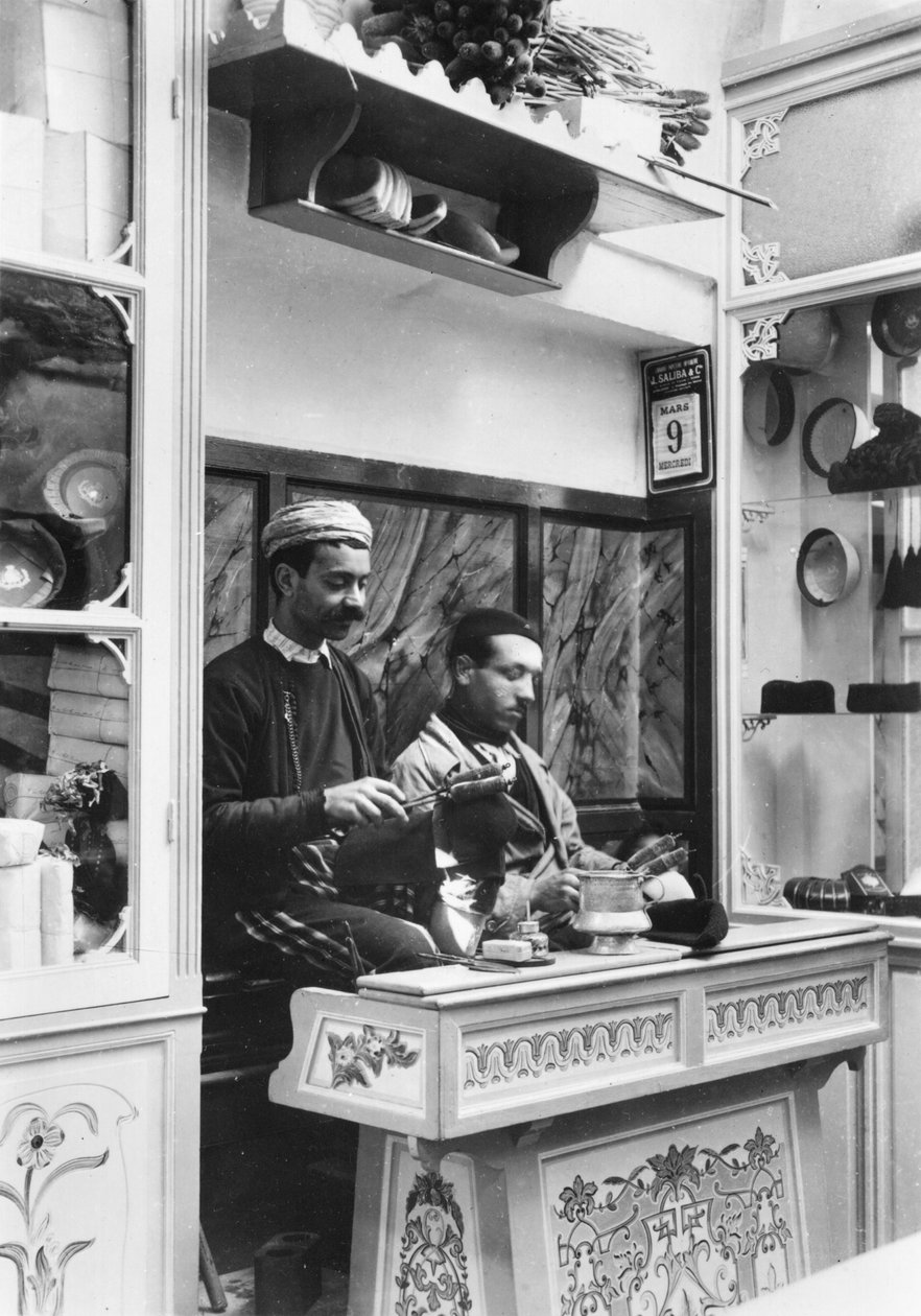 Fremstilling af fez, ca.1900 af French Photographer
