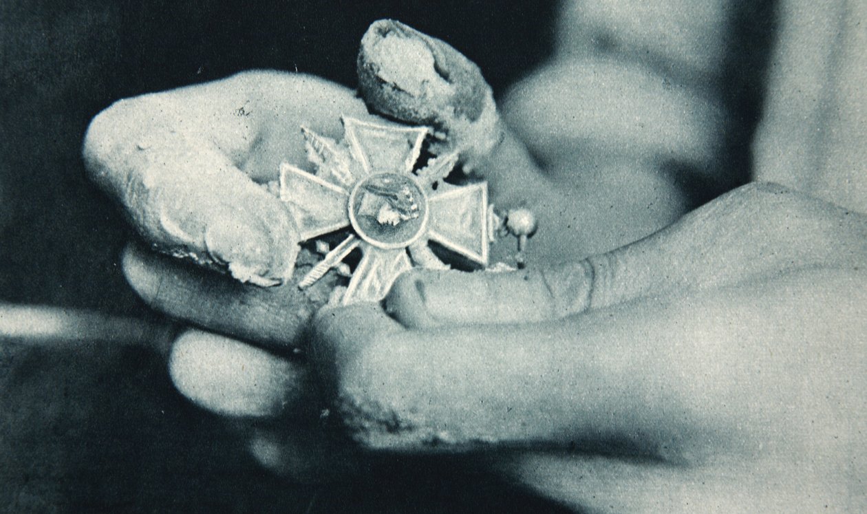 Frances Special Badge for heroism in the War, illustration fra The Illustrated War News, 10. januar 1917 af French Photographer
