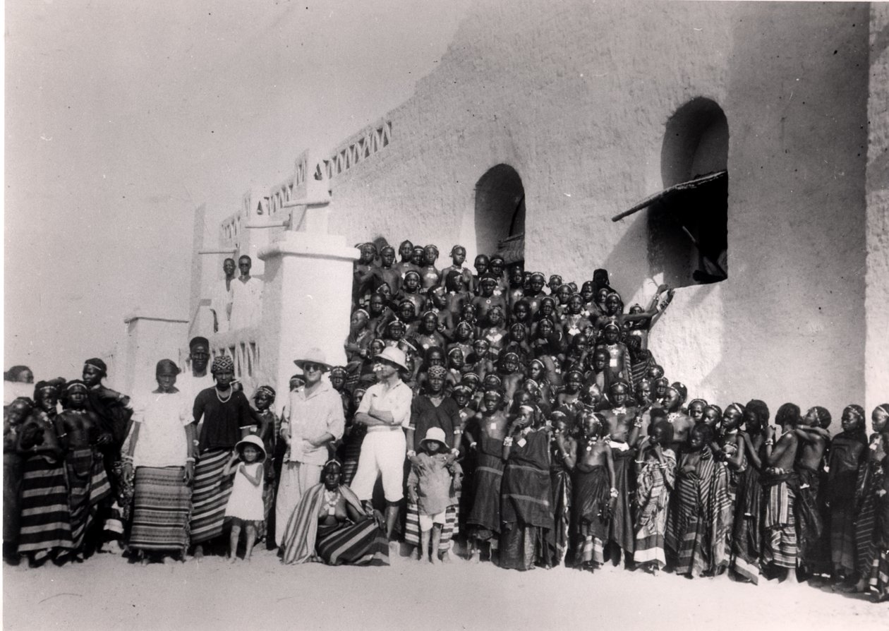 Gruppe af unge piger foran residensen i Filinge nær Nyamey, Niger, 1929 af French Photographer