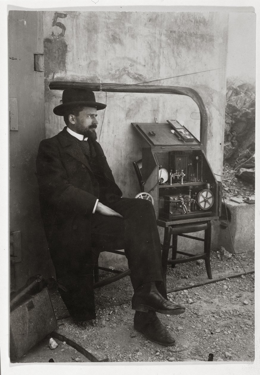 Gustave Ferrie ved siden af sin første TSF-maskine, ca. 1900 af French Photographer