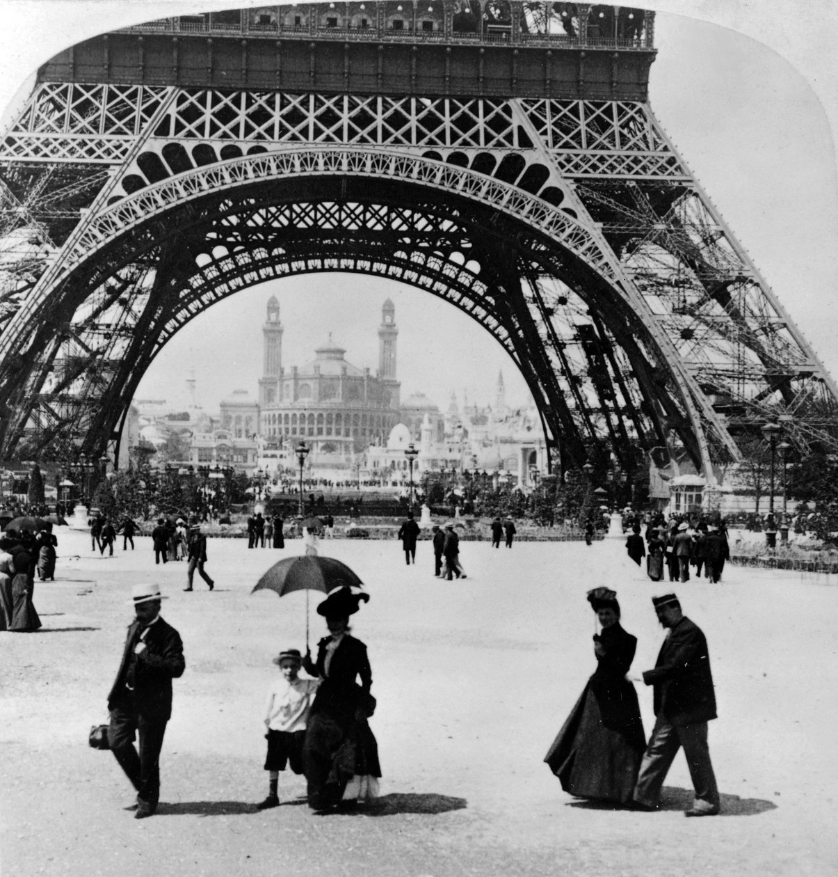 Ser gennem bunden af Eiffeltårnet til Trocadero og Colonial station, Paris Exhibition, 1900 af French Photographer