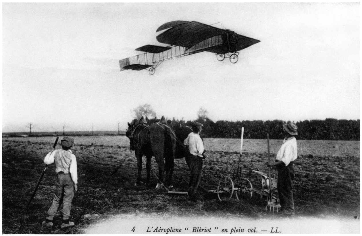 Louis Bleriot (1872-1936) fløj i sit fly, ca. 1909 af French Photographer