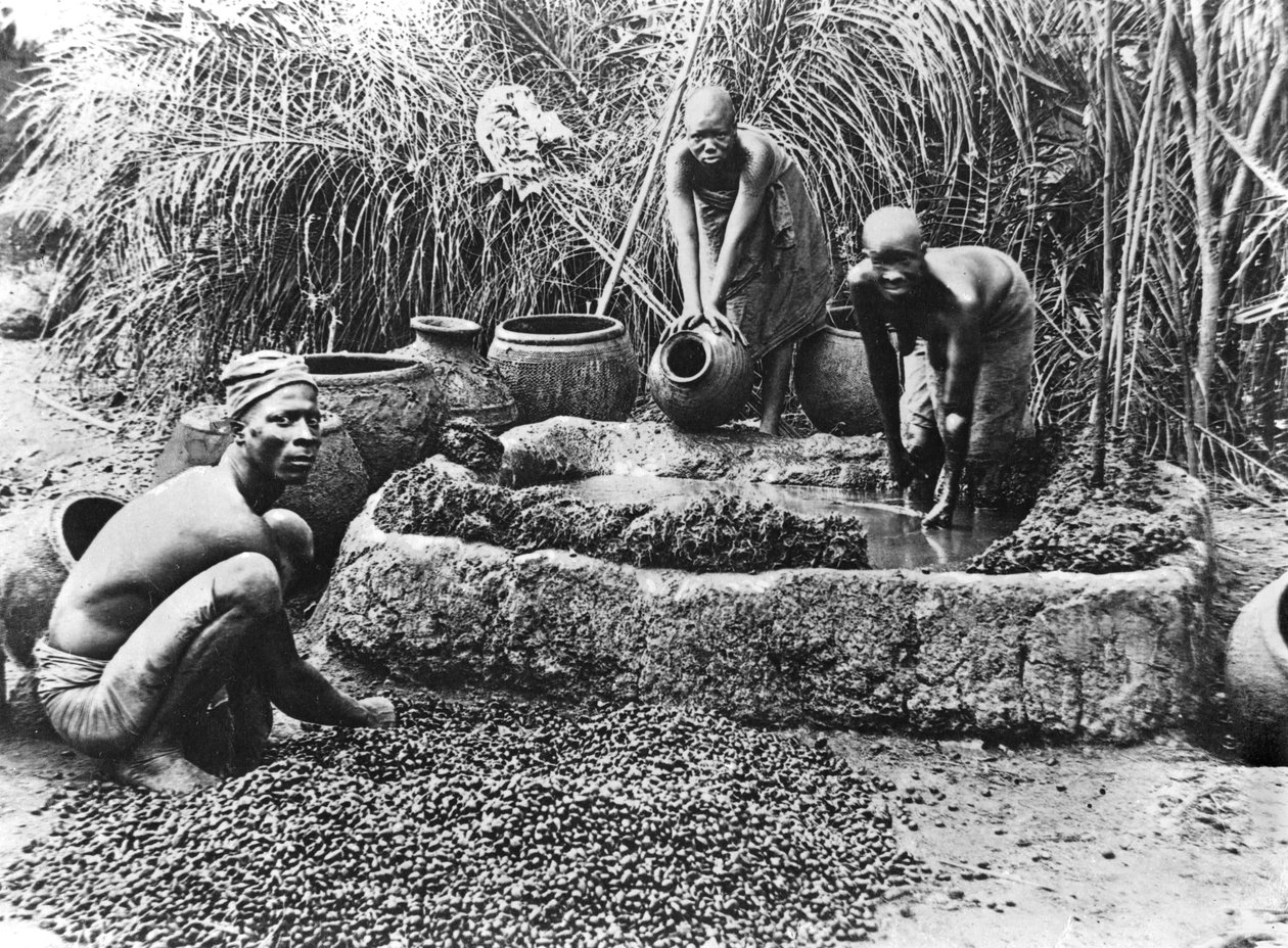 Fremstilling af palmeolie i Dahomey, ca. 1900 af French Photographer