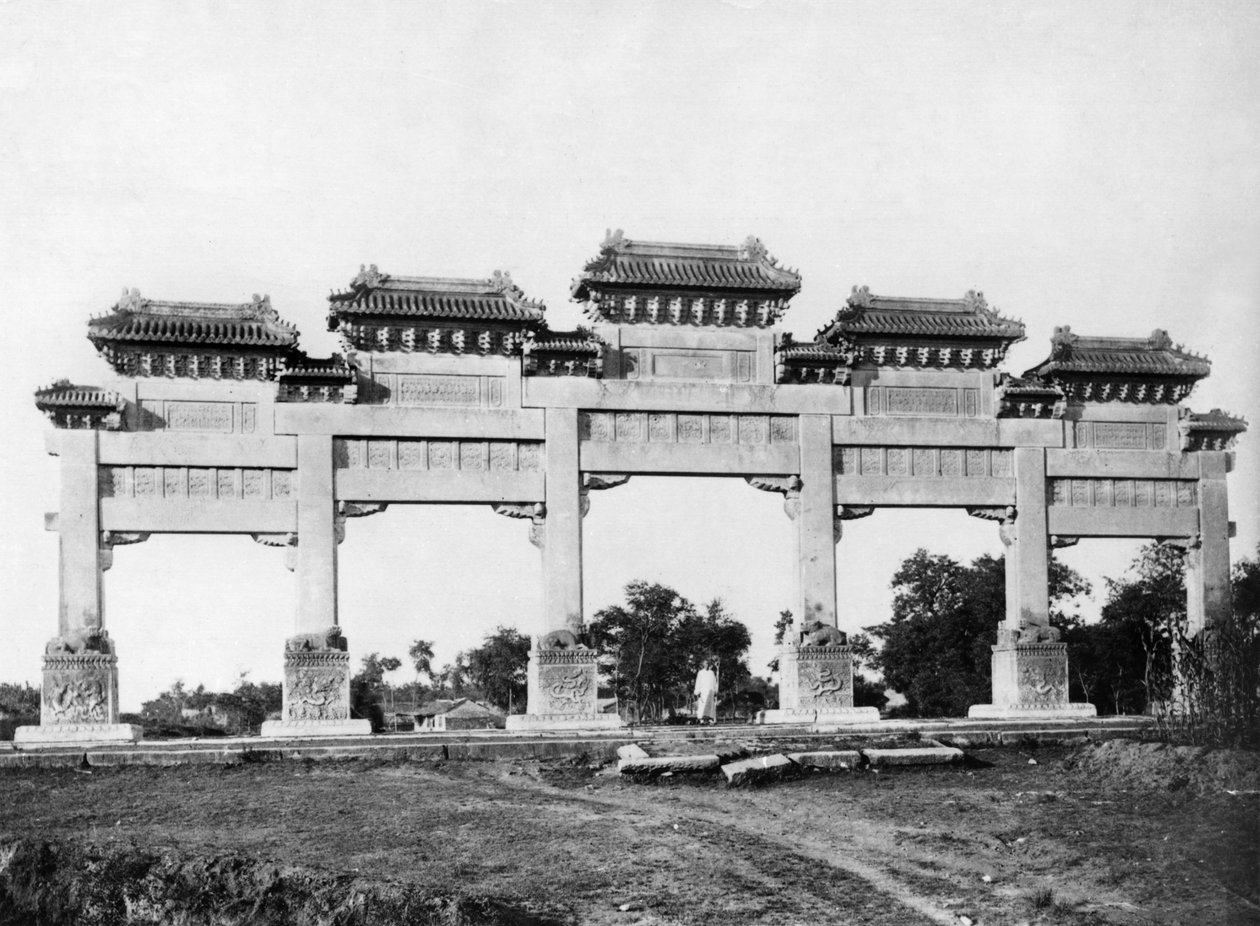 Marmorport til den nordlige indgang til Ming-dynastiets grave, Peking, Kina af French Photographer