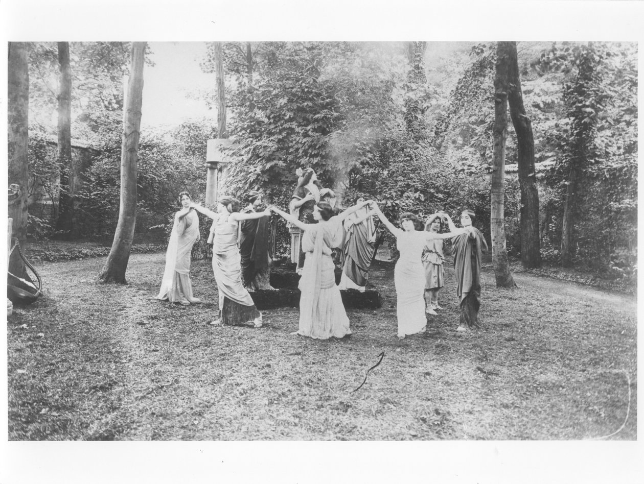 Nathalie Clifford Barney (1876-1972) med dansere klædt i togaer af French Photographer