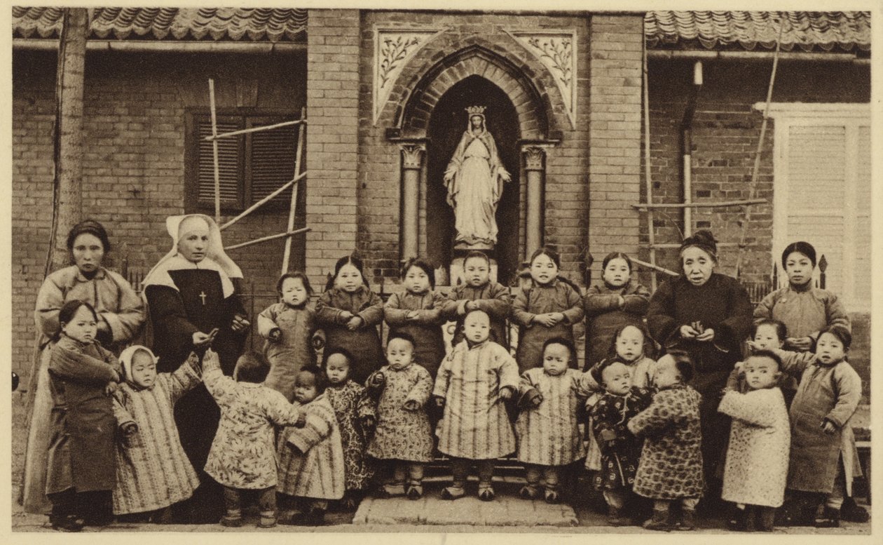 Forældreløse børn poserer uden for deres børnehjem i Kina af French Photographer