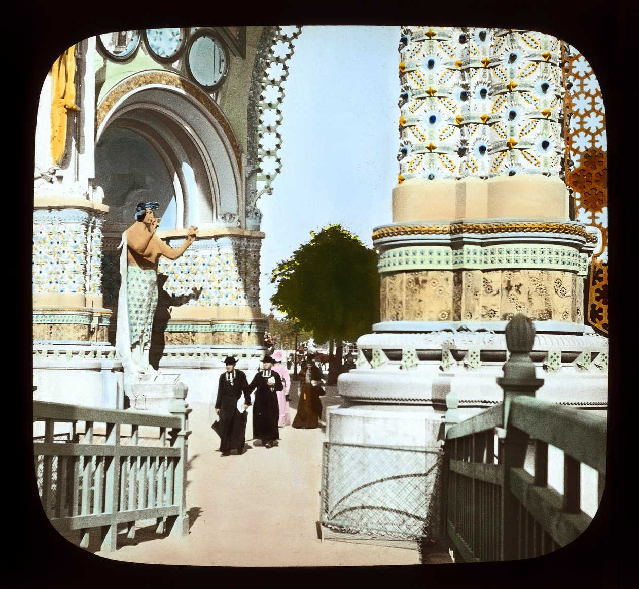 Paris-udstilling: Place de la Concorde, indgangsport, 1900 (lanternerutsjebane) af French Photographer