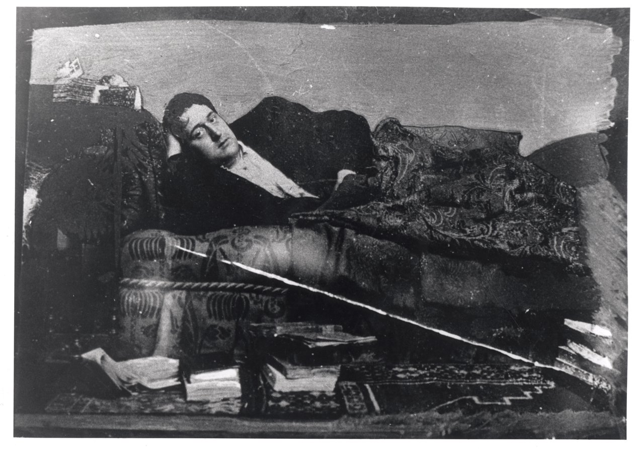 Portræt af Guillaume Apollinaire (1880-1918) liggende, ca. 1910 af French Photographer
