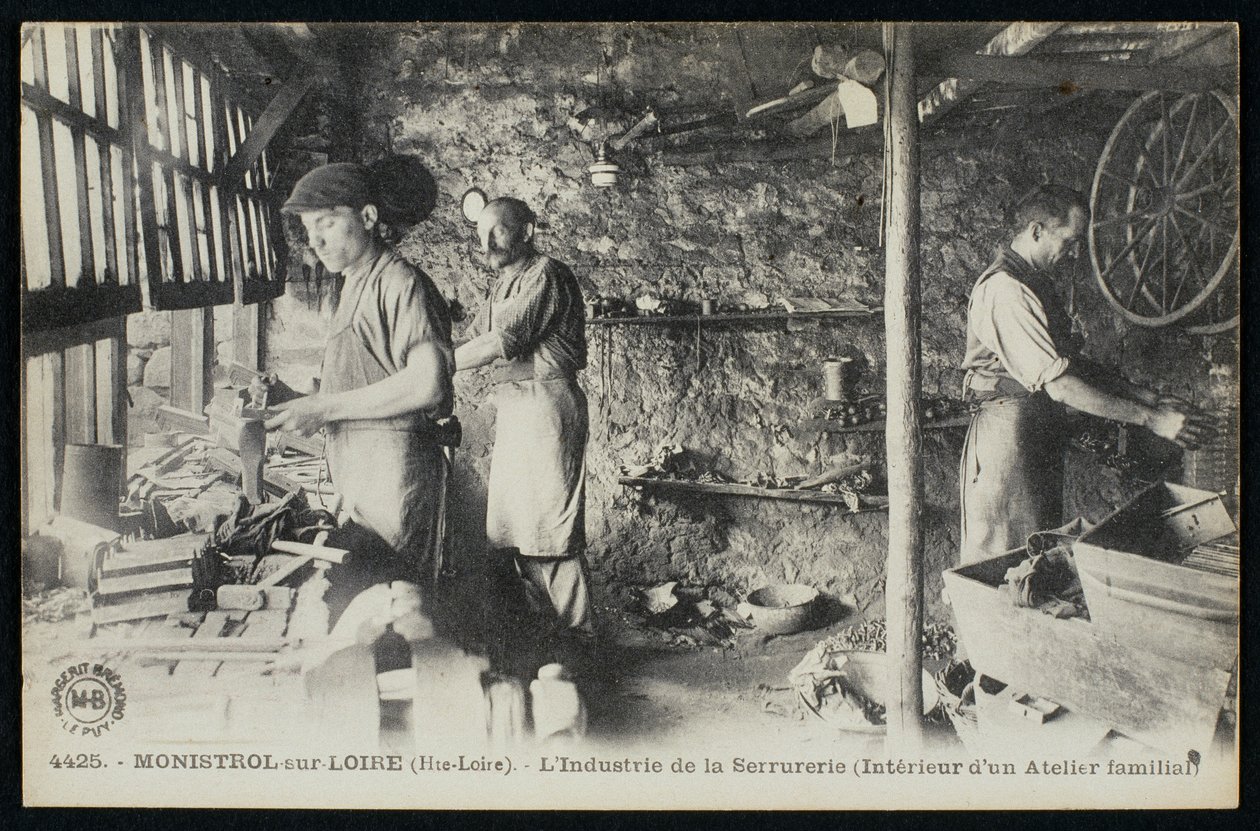 Postkort, der viser et værksted for låsesmede i Monistrol sur Loire, Le Puy-en-Velay, ca. 1900 af French Photographer
