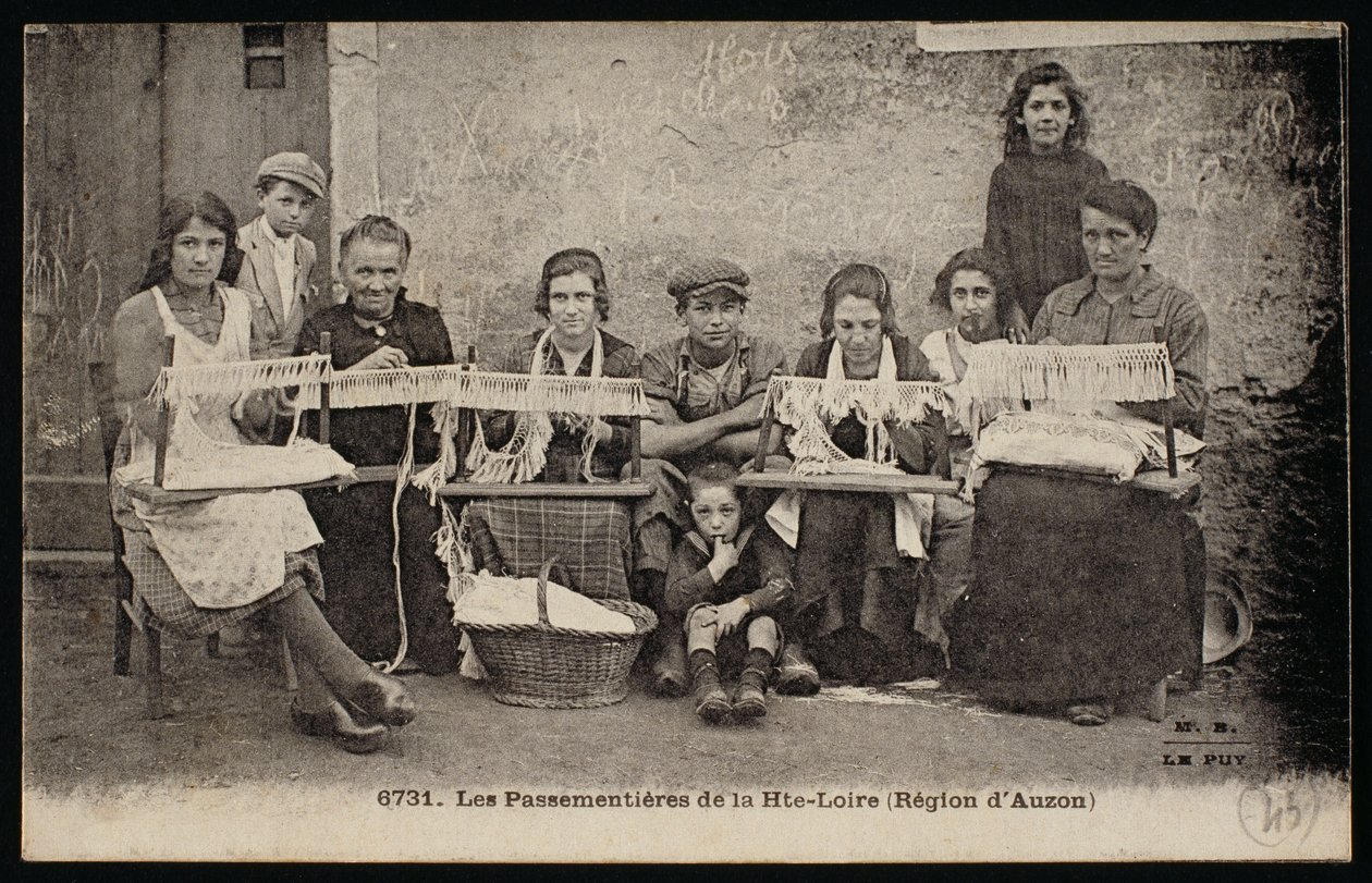 Postkort, der forestiller møbelproducenter i regionen Auzon, ca. 1900 af French Photographer