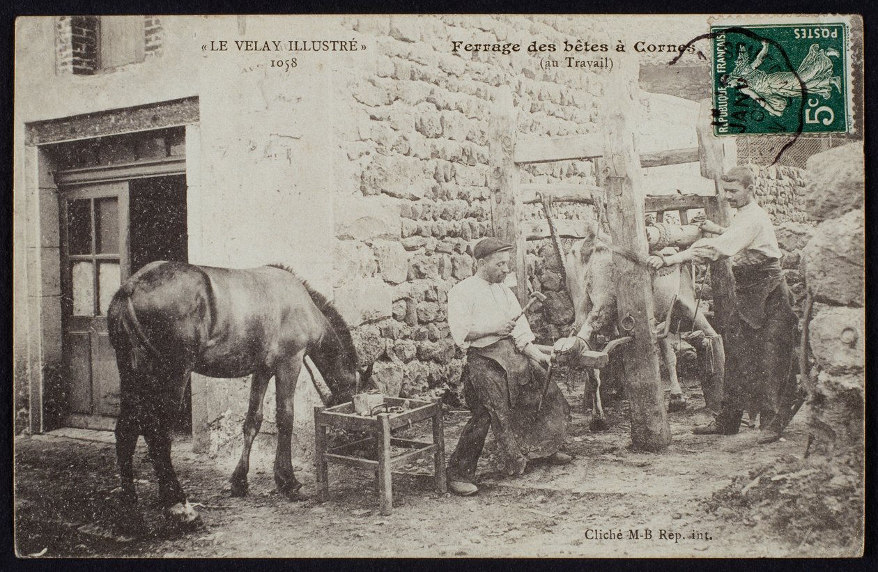 Postkort, der viser skoen af en hest i Cornes, Le Velay, ca. 1900 af French Photographer