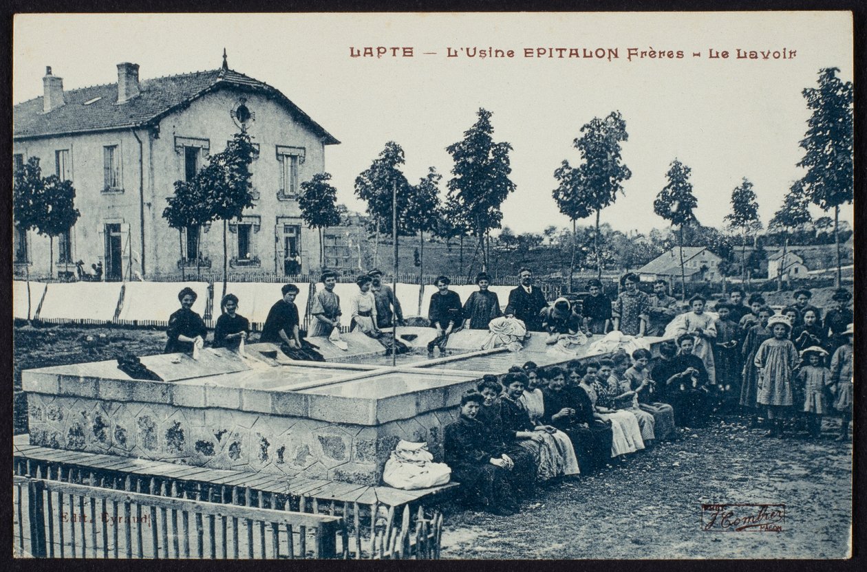 Postkort, der viser vaskestedet for fabrikken Epitalon Freres i Lapte, Haute-Loire, ca. 1900 af French Photographer