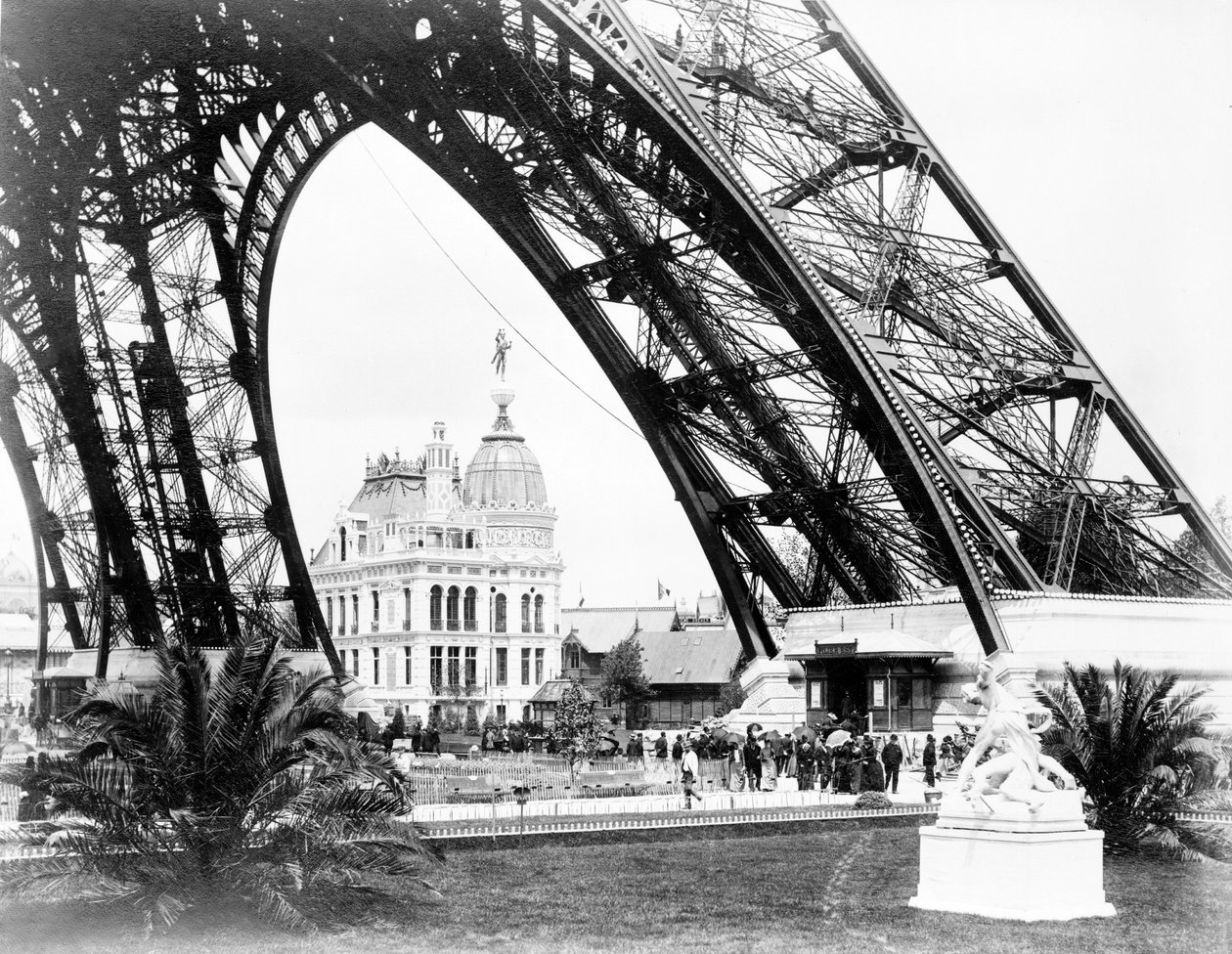 Gaspavillonen set gennem bunden af Eiffeltårnet, Paris-udstillingen, 1889 af French Photographer