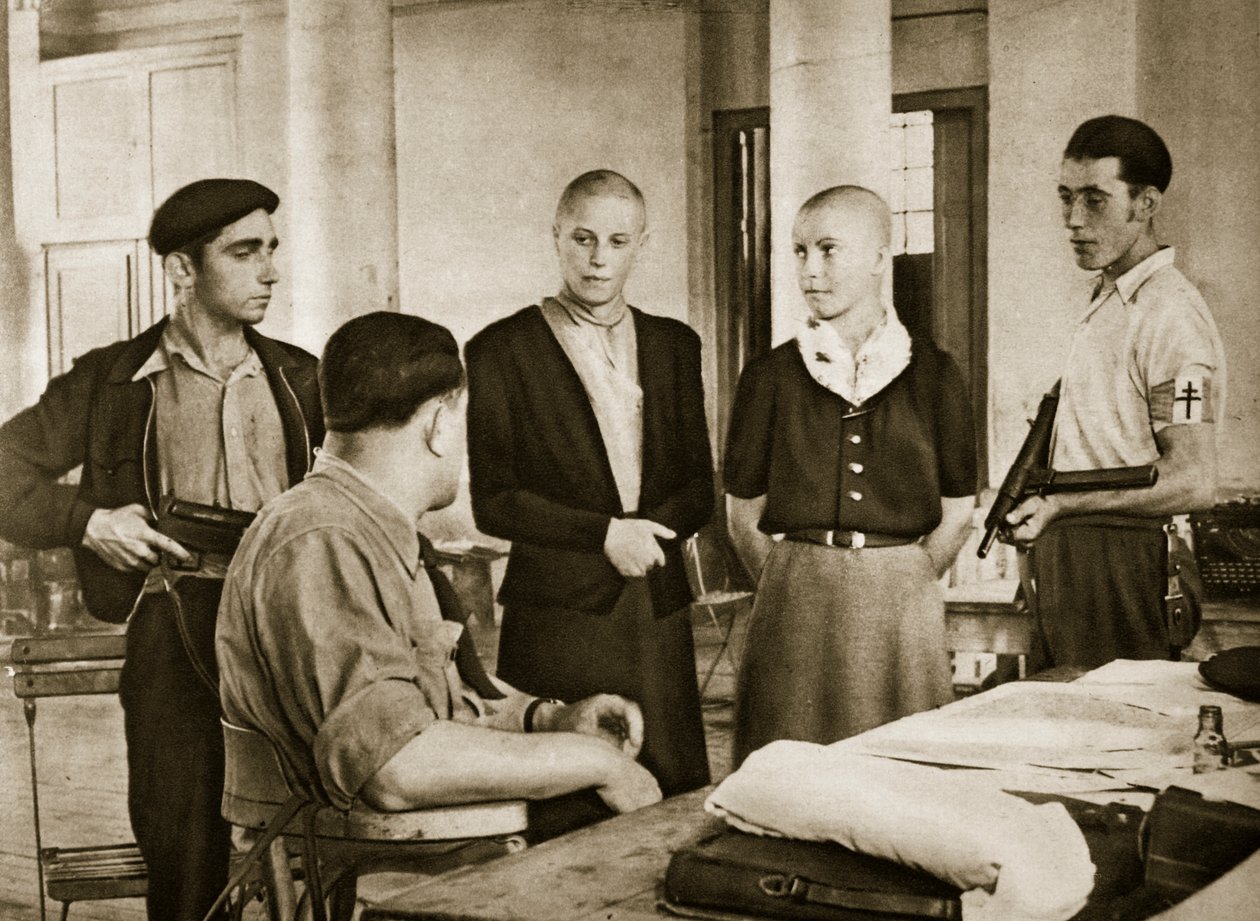 Borgmesteren i en lille fransk by afhører to kvinder, der er anklaget for at have været i seng med fjenden, 1944 af French Photographer