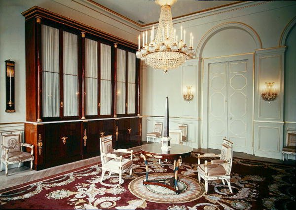 Interiør af biblioteket i lejligheden til prins Eugene de Beauharnais (1781-1824) af French School