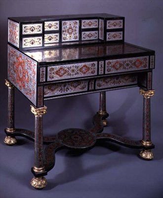 Skrivebord dekoreret med intarsia i Boulle-stil af graveret messing indlagt med skildpadde, med forgyldte beslag (messing & skildpadde) (se også 77189) af French School