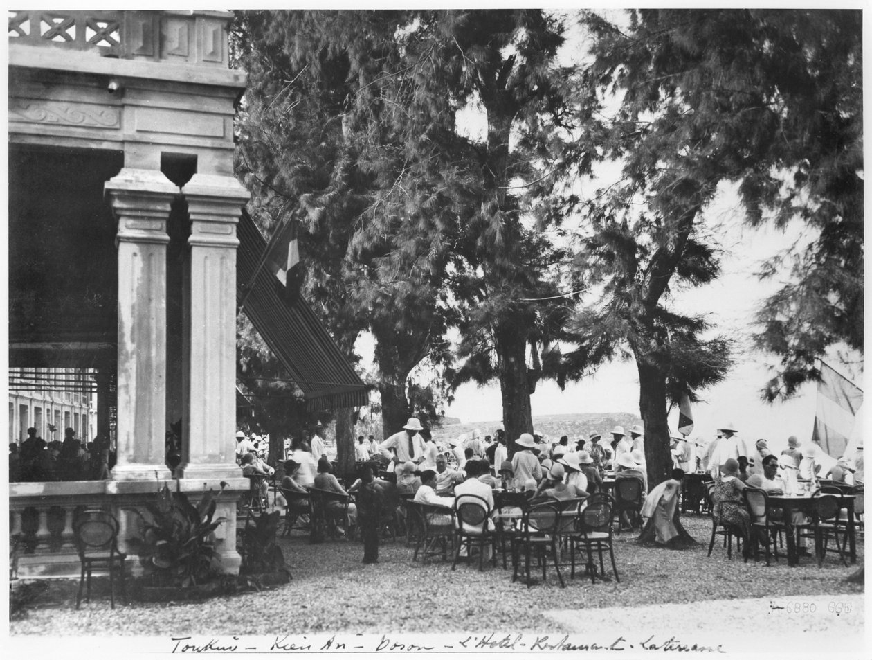 Hotel Restaurant i Kien an Doson, ca. 1920 af French Photographer