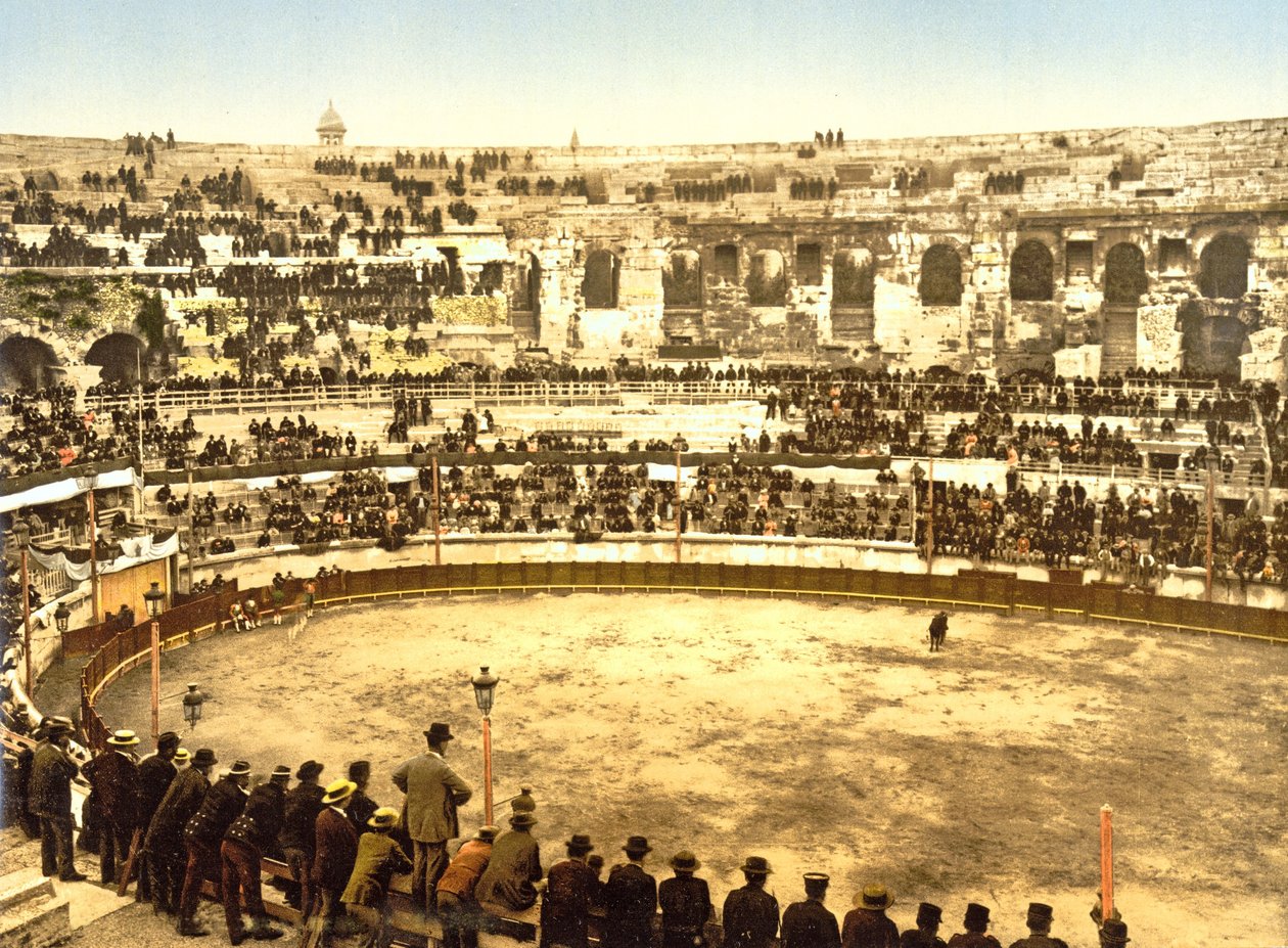Inde i amfiteatret i Nîmes, 1890-1900 af French Photographer