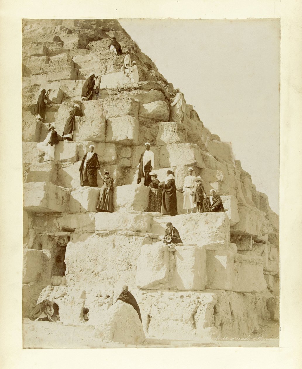 Turister ved den store pyramide i Giza af French Photographer
