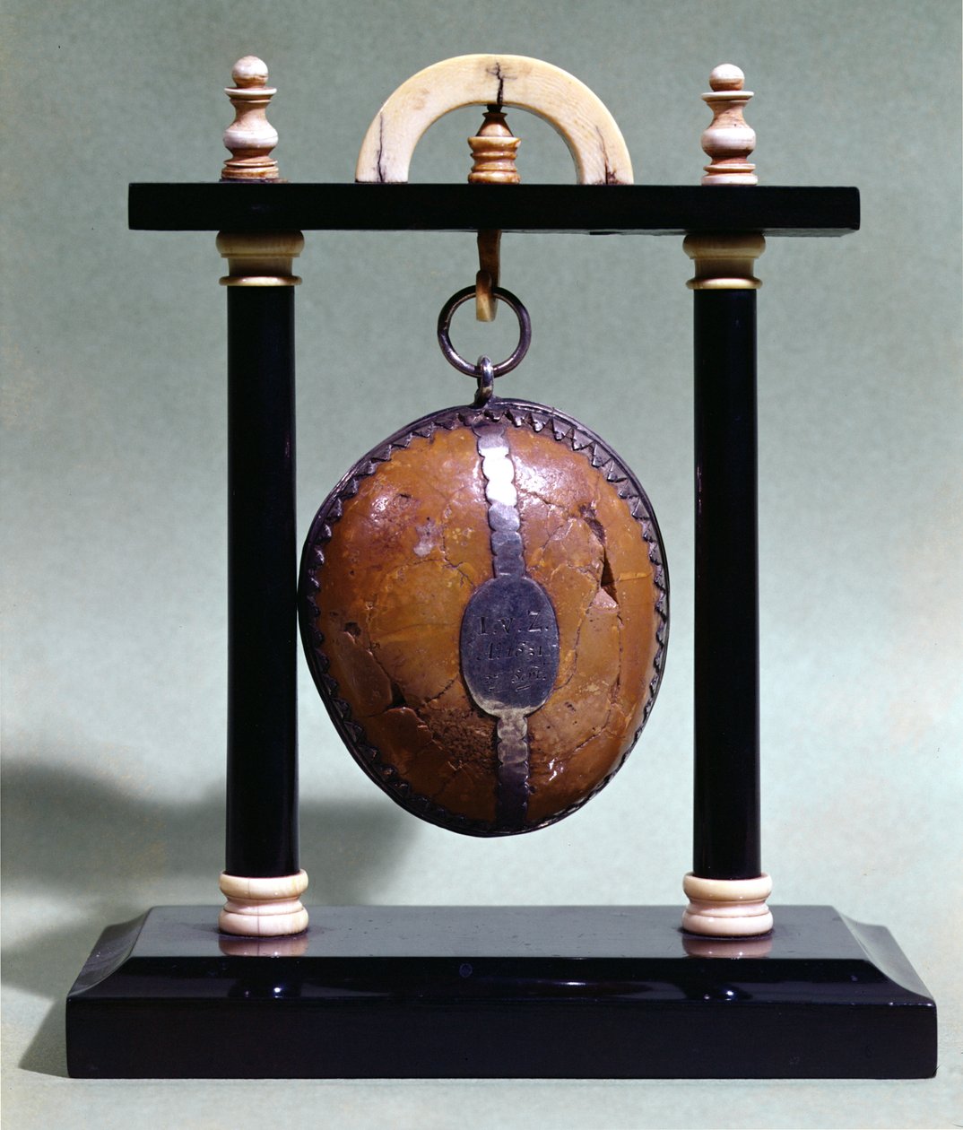 En bezoar på et stativ, 1651 af French School