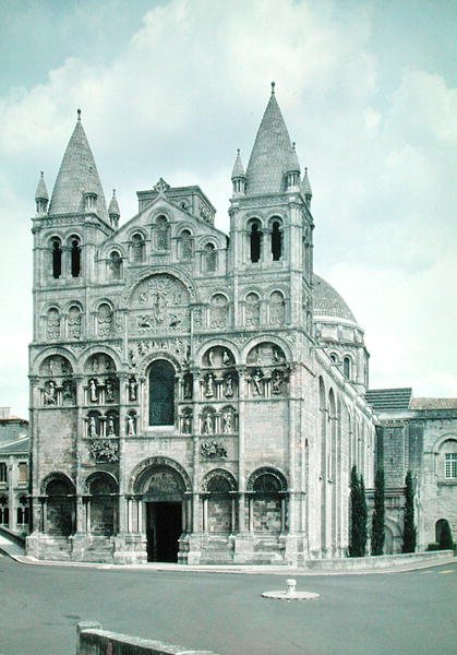 Udsigt over vestfacaden, bygget 1125-35 af French School