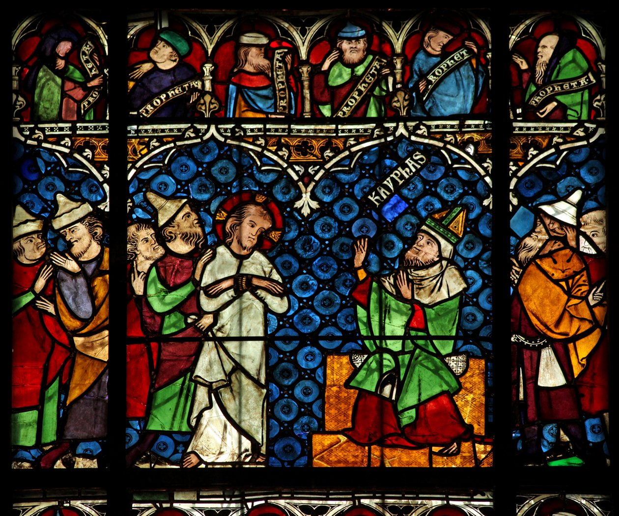 Vindue w12, der forestiller Jesus før Kajfas af French School