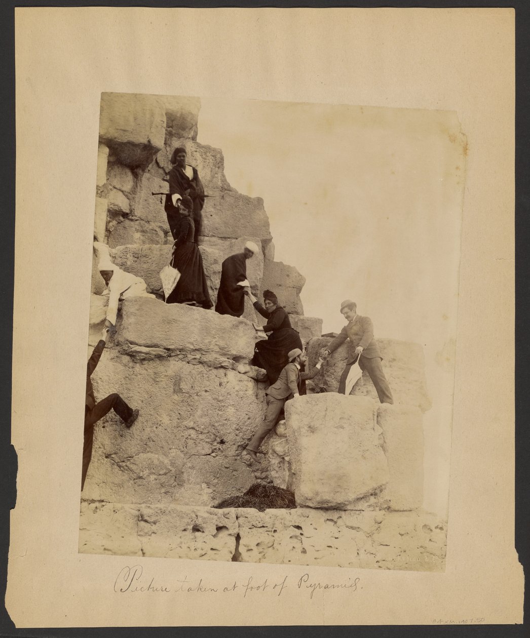 [Billedet er taget ved foden af pyramiderne]. af G. Lekegian