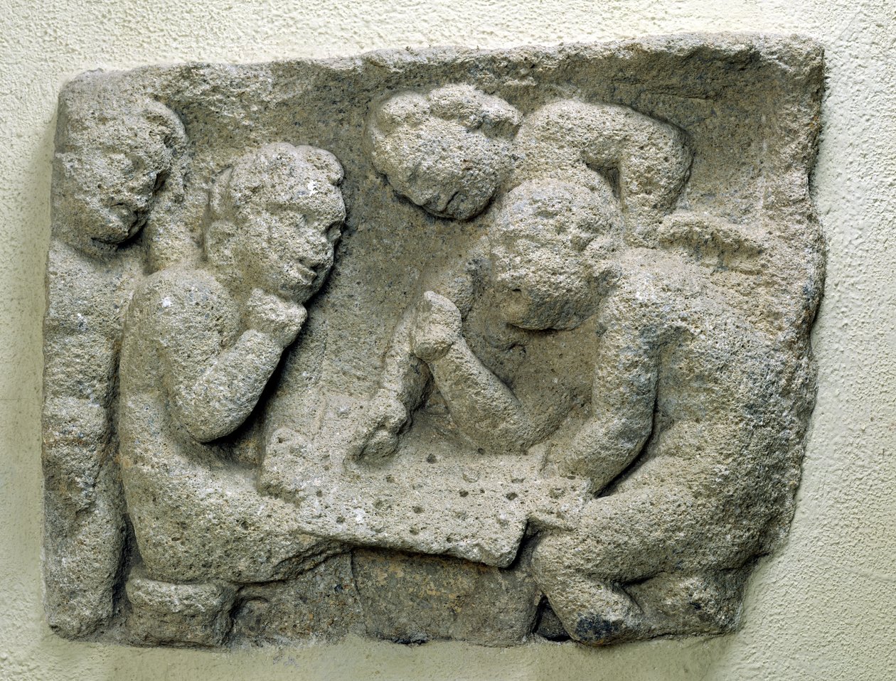 Putti spiller latronculi (sten) af Gallo Roman