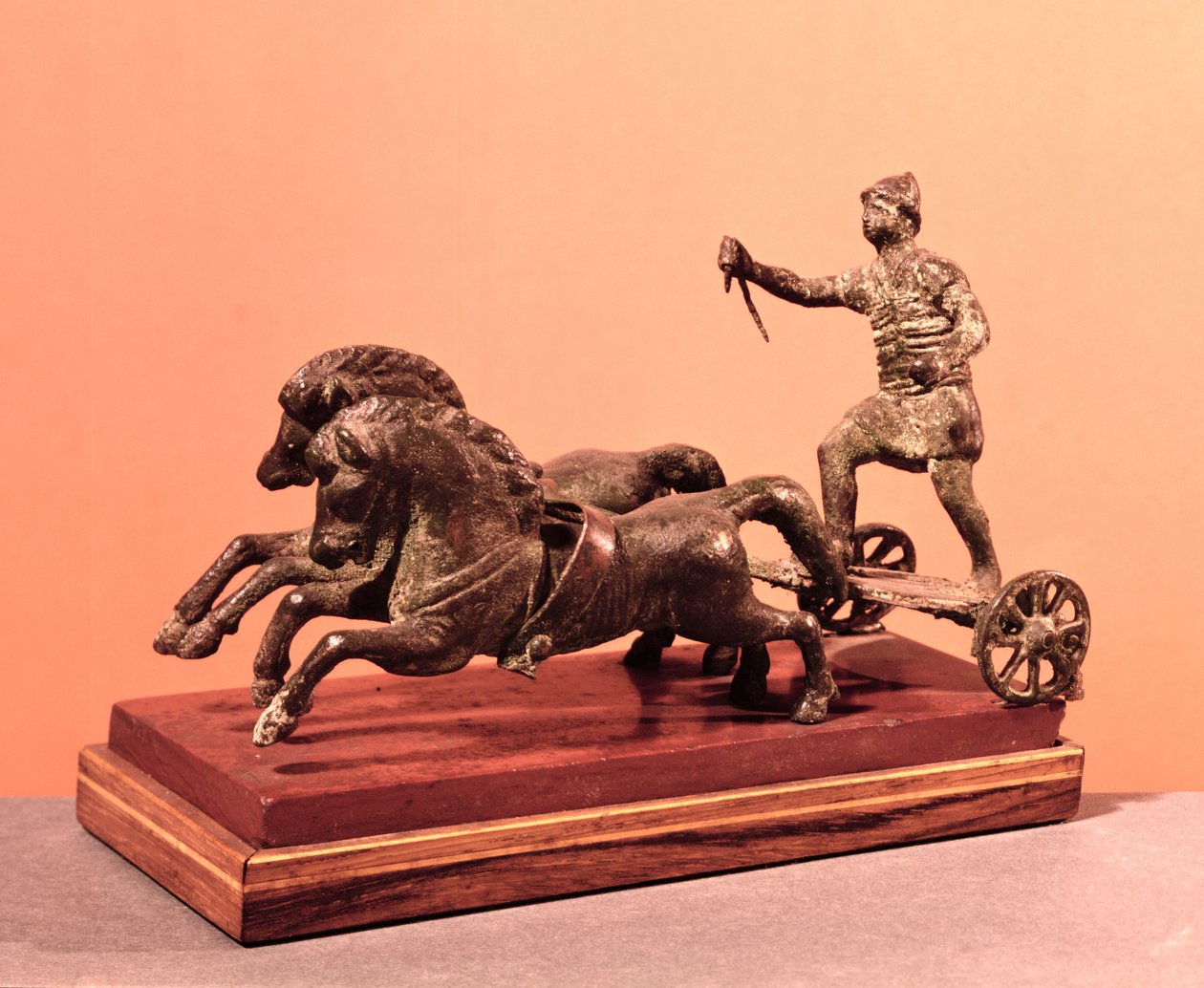Romersk vogn trukket af to galopperende heste (bronze) af Gallo Roman