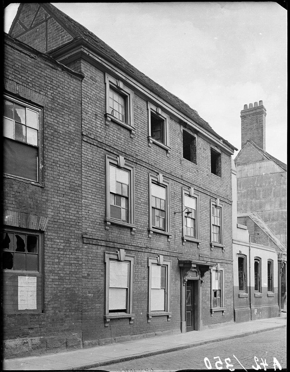 Little Park Street, Coventry, 1941. af George Bernard Mason