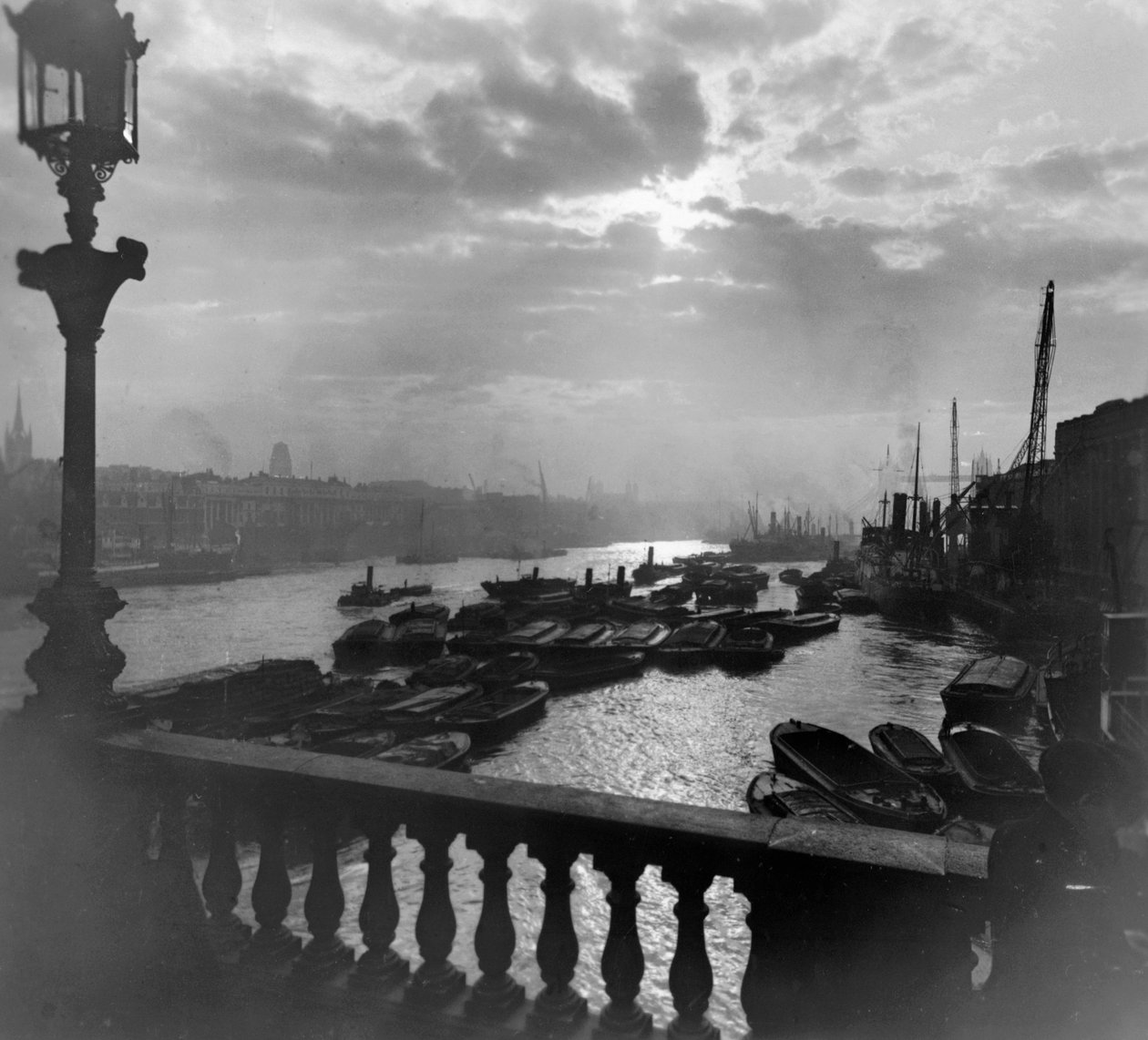 Nedstrøms fra London Bridge af George Davison Reid