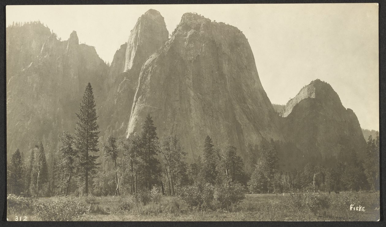 Cathedral Rocks, 2600 fod af George Fiske