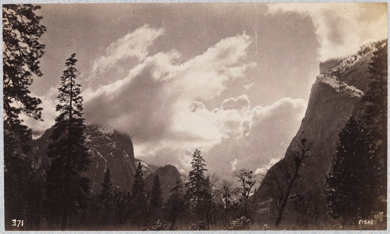 Yosemite Valley, med skyer af George Fiske