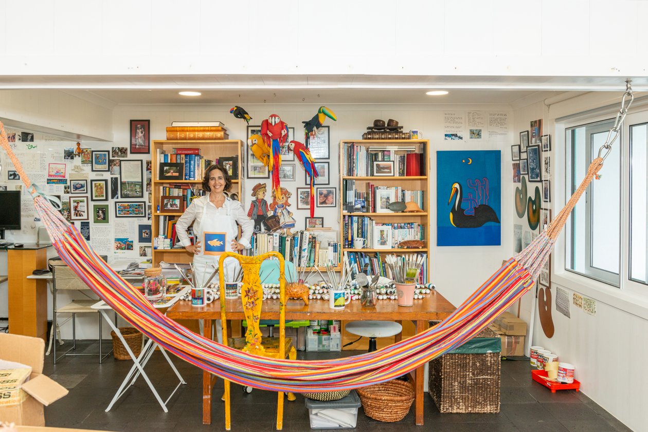Cristina Rodriguez i sit studie, 2022 af Bartolome Esteban and studio Murillo