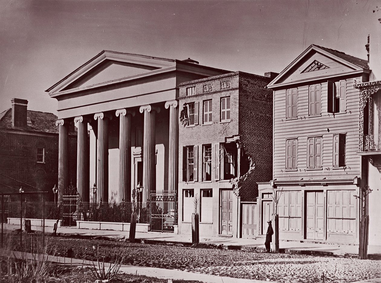 Hibernian Hall, Charleston, ca. 1864. af George N. Barnard