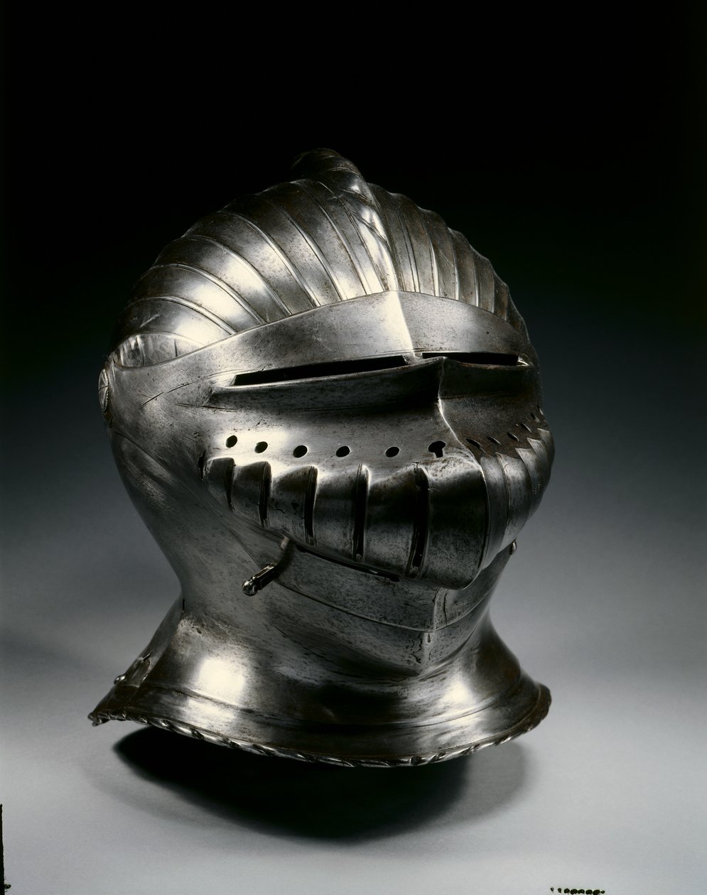 Tæt hjelm i Maximilian stil, c.1510-30 af German School