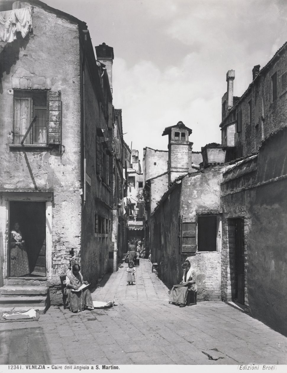 Venedig, Calle dellAngiolo i San Martino, ca. 1890 af Giacomo Brogi