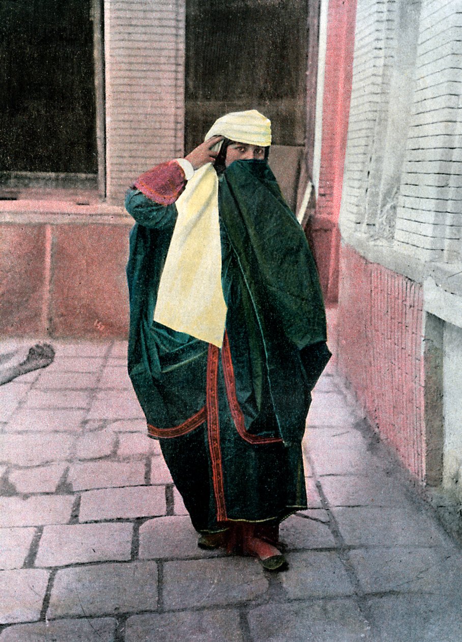 Persisk kvinde i traditionel dragt, c1890. af Gillot