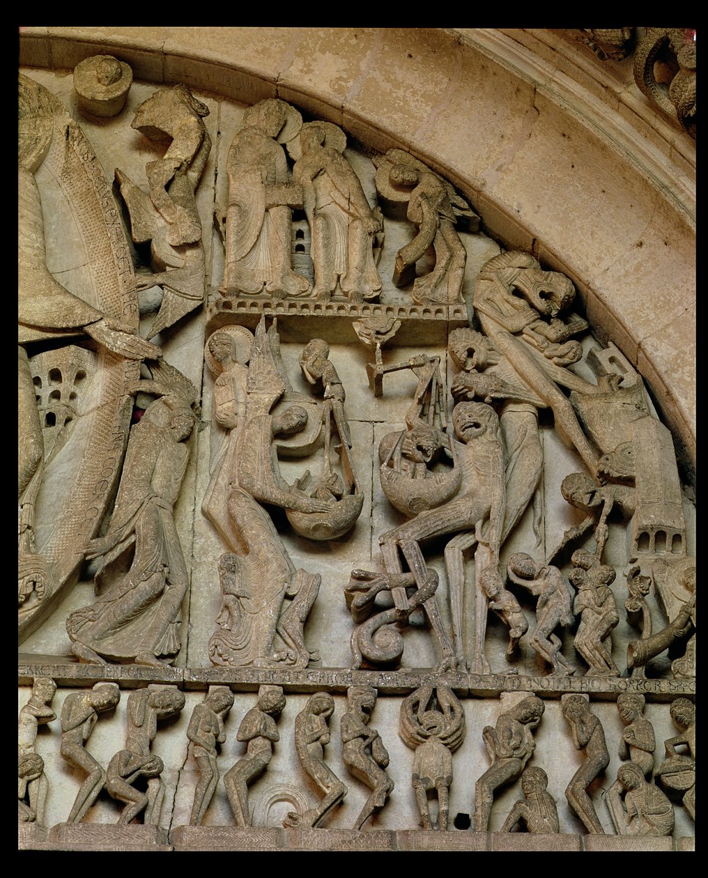 West Portal, detalje af den sidste dom, højre side afbilder sjælevejningen, ca. 1130-5 kalksten af Gislebertus