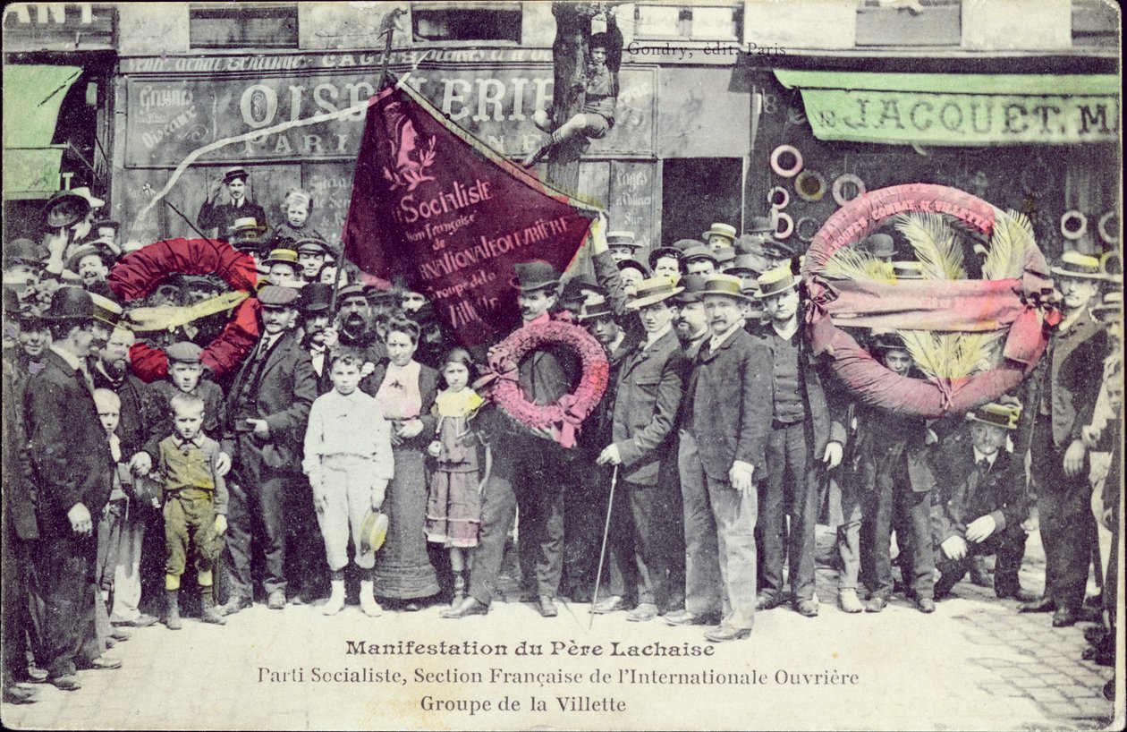 Demonstration i Pere-Lachaise til mindehøjtideligheden af Pariserkommunen, af socialistisk parti, fransk sektion af International Workingmens Association, gruppe af La Villette, 1. maj 1908 (farvet af Gondry