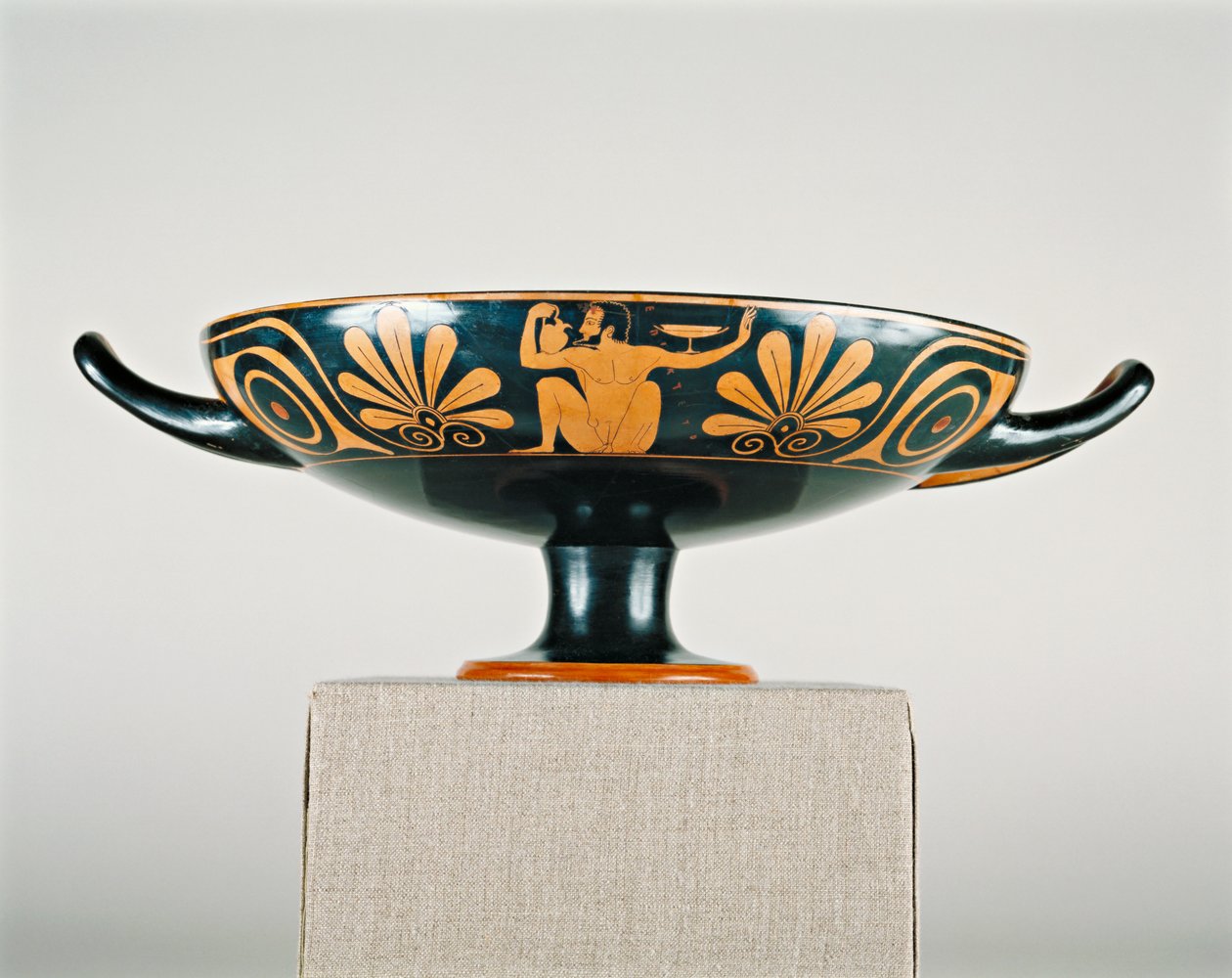 Attic rød-figur kylix, ca. 520-510 BC (lertøj med slip dekoration) af Greek